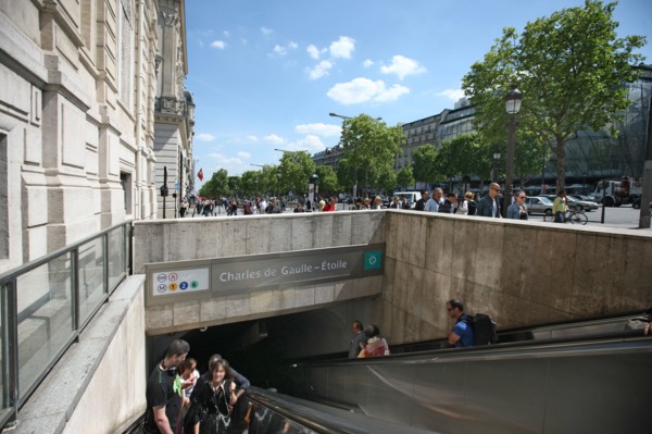 France, ile de france, paris 8e arrondissement, avenue des champs elysees, station de metro charles de gaulle etoile, ratp, 
Date : 2011-2012