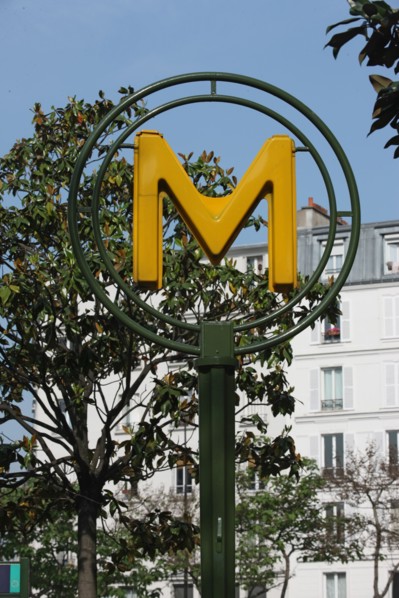 France, ile de france, paris 20e arrondissement, station de metro gambetta, ratp, logo m, 
Date : 2011-2012