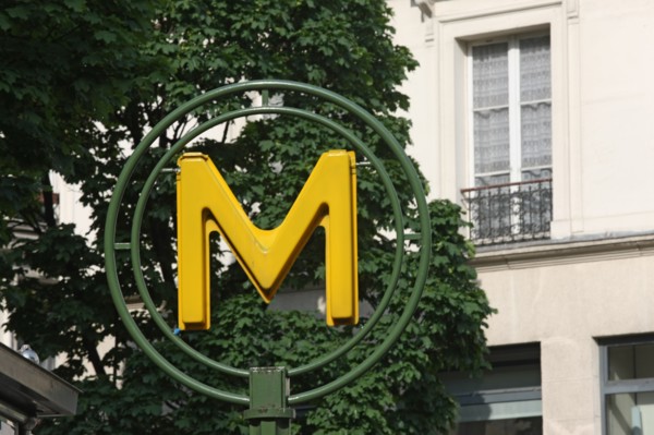 France, ile de france, paris 20e arrondissement, station de metro gambetta, ratp, logo m, 
Date : 2011-2012