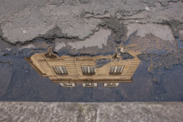 France, ile de france, paris 3e arrondissement, le marais, rue des archives, place a  l'angle de la rue de braque, hotel particulier, reflet dans le caniveau, 
Date : 2011-2012