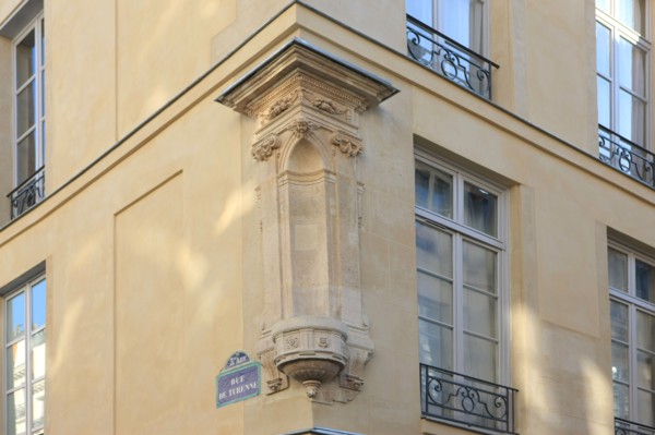 France, ile de france, paris 3e arrondissement, le marais, 58 rue de turenne, angle avec la rue de villehardouin, niche a la vierge, 
Date : 2011-2012