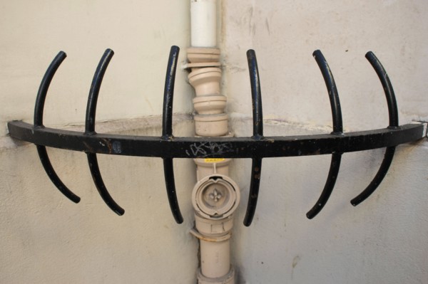 France, ile de france, paris 3e arrondissement, le marais, rue charlot, detail grille sur tuyauterie
Date : 2011-2012