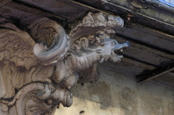 France, ile de france, paris 4e arrondissement, le marais, 133 rue saint antoine, hotel de seguier, detail chimeres supportant le balcon, bar, 
Date : 2011-2012