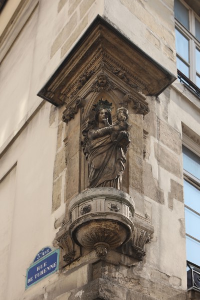 France, ile de france, paris 3e, le marais, angle rue de turenne/rue de la villahardouin, statue de la vierge a l'enfant, sculpture, religion, 
Date : 2011-2012