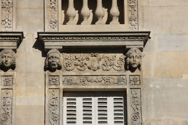France, ile de france, paris 4e arrondissement, le marais, angle de la rue des archives et de la rue rambuteau, detail facade d'angle, ornements, mascarons, sculptures, 
Date : 2011-2012