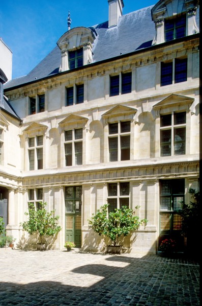 France, ile de france, paris, le marais, 3e arrondissement, 4 rue chapon hotel passart dit aussi jean bart, hotel particulier, facade sur cour, 
Date : 2011-2012