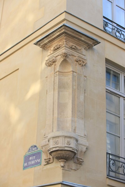 France, ile de france, paris 3e arrondissement, le marais, 58 rue de turenne, angle avec la rue de villehardouin, niche a la vierge, 
Date : 2011-2012