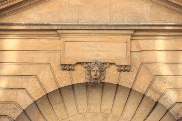 France, ile de france, paris 3e arrondissement, le marais, 60 rue de turenne, facade sur rue et portail de l'hotel grand veneur, hotel particulier, 
Date : 2011-2012
