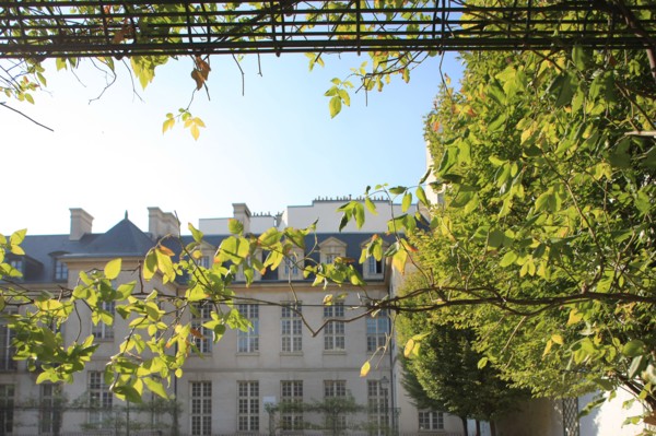 France, ile de france, paris 3e arrondissement, le marais, rue de hesse, jardin saint gilles, facade sur jardin de l'hotel grand veneur, 
Date : 2011-2012