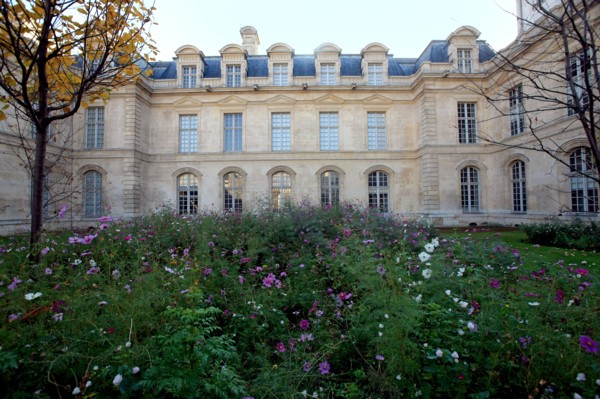 France, ile de france, paris 3e arrondissement, le marais, jardin anne frank, facade sur jardin de l'hotel de saint aignan (dit aussi d'avaux) musee du judaisme, 
Date : 2011-2012