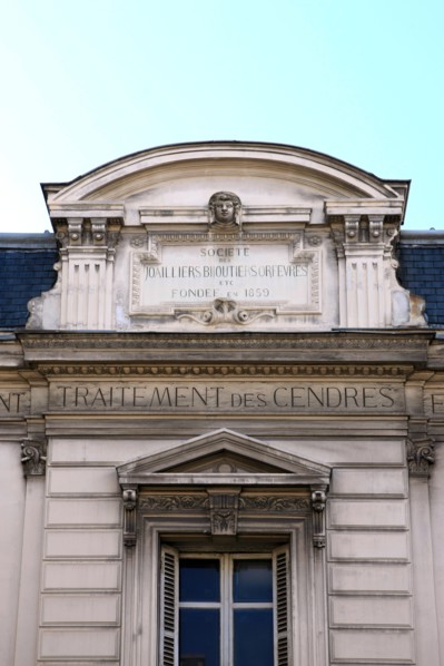 France, ile de france, paris 4e arrondissement, le marais, 39 rue des francs bourgeois, detail fronton de l'immeuble des cendres, 
Date : 2011-2012