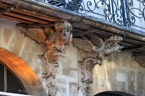 France, ile de france, paris 4e arrondissement, le marais, 133 rue saint antoine, hotel de seguier, detail chimeres supportant le balcon, bar, 
Date : 2011-2012
