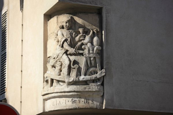 Relief à l'angle de la rue de Fourcy et de la rue de Jouy, à Paris