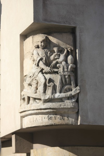 Relief à l'angle de la rue de Fourcy et de la rue de Jouy, à Paris