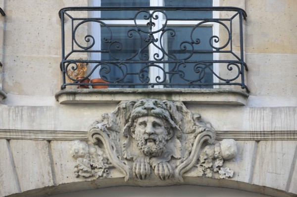 France, ile de france, paris 4e arrondissement, le marais, rue francois miron, immeuble n42 maison, detail balcon et mascaron, ferronnerie, 
Date : 2011-2012