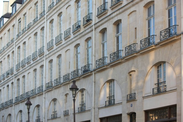France, ile de france, paris 4e arrondissement, le marais, rue francois miron, immeuble du 2 au 14, pavillons, balcon avec motif de l'orme de saint gervais, 
Date : 2011-2012