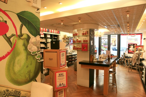 France, ile de france, paris 4e arrondissement, 15 rue des francs bourgeois, boutique kiehl's, cosmetique, l'oreal, harley davidson, 
Date : 2011-2012