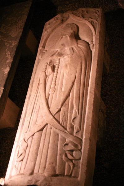 France, ile de france, paris 5e arrondissement, hotel de cluny, musee des thermes de cluny, detail d'une dalle funeraire.
Date : 2011-2012
