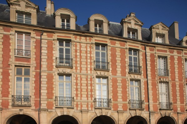 France, ile de france, paris 4e arrondissement, le marais, place des vosges, pavillons, du cote de l'hotel richelieu no23.
Date : 2011-2012