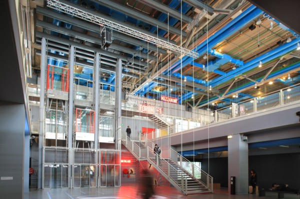 France, ile de france, paris 4 arrondissement, beaubourg, centre pompidou, architectes renzo piano et richard rogers, niveau -1, sous sol, ascenseurs, salles de projection.
Date : 2011-2012