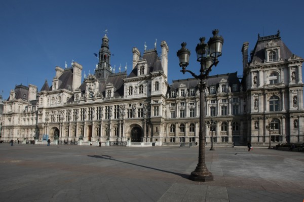 France, ile de france, paris 4e arrondissement, place de l'hotel de ville, facade de la mairie de paris, institution, lampadaire, candelabre, eclairage, parvis.
Date : 2011-2012