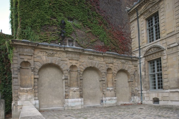France, ile de france, paris 4e arrondissement, le marais, 62 rue saint antoine, hotel de bethune sully, centre des monuments nationaux, facade sur la seconde cour, mur renard.
Date : 2011-2012