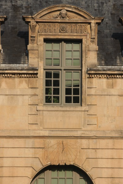 France, ile de france, paris 4e arrondissement, le marais, 62 rue saint antoine, hotel de bethune sully, siege des monuments historiques, orangerie, cadran solaire.
Date : 2011-2012