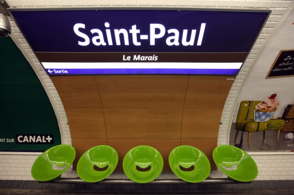 France, ile de france, paris 4e arrondissement, station de metro saint paul, rue saint antoine, mobilier de station.
Date : 2011-2012