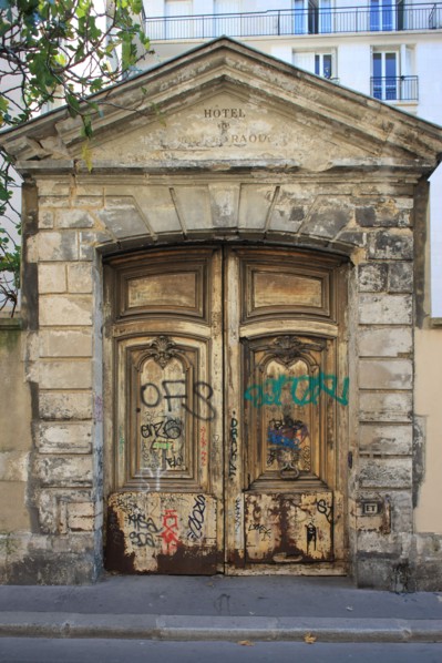 France, ile de france, paris, le marais, 4e arrondissement, 6 rue beautreillis, ancien hotel raoul, vestige du portail, graffitti, hotel particulier.
Date : 2011-2012