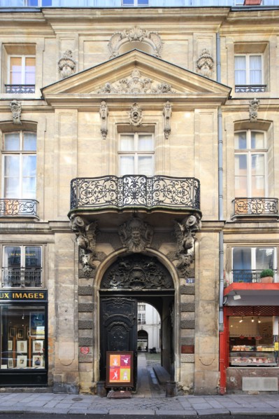 france, region ile de france, paris 4e arrondissement, ile saint louis, 51 rue saint louis en l'ile, hotel chenizot, portail, dragons, hotel particulier.
Date : 2011-2012
