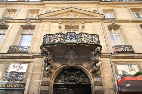 france, region ile de france, paris 4e arrondissement, ile saint louis, 51 rue saint louis en l'ile, hotel chenizot, portail, dragons, hotel particulier.
Date : 2011-2012