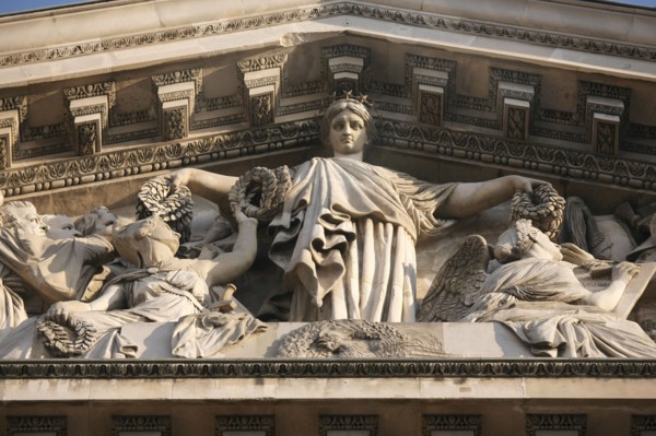 France, ile de france, paris 5e arrondissement, rue soufflot, pantheon, place des grands hommes, colonnade, detail fronton.
Date : 2011-2012.
Fronton sculpte par David d'Angers.