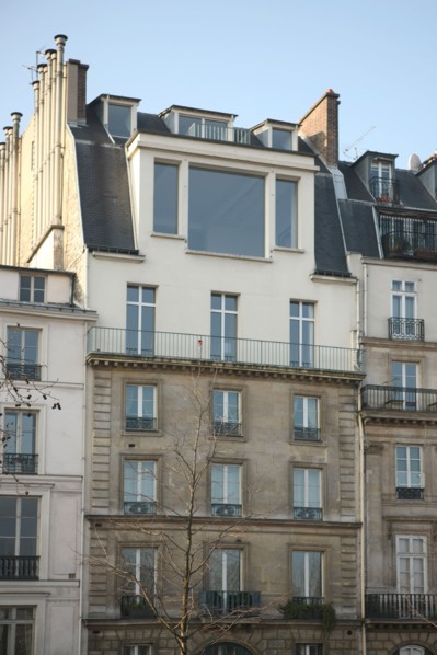 France, ile de france, paris 5e arrondissement, 21 quai malaquais, haut inattendu d'un immeuble, surelevation, atelier d'artiste, elevation.
Date : 2011-2012
