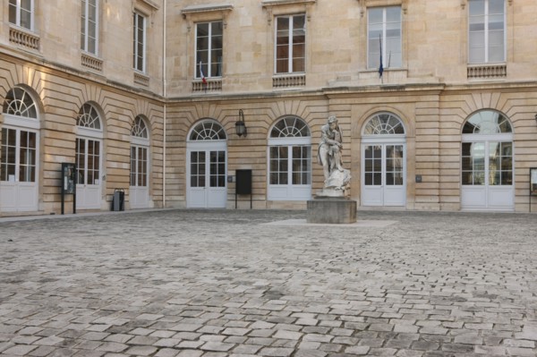 France, ile de france, paris 5e arrondissement, place marcellin berthelot, college de france, cour d'honneur, statue de champollion, enseignement.
Date : 2011-2012