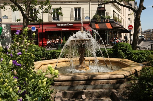 France, ile de france, paris 5e arrondissement, place de la contrescarpe, rue mouffetard, fontaine, terrasses de cafes.
Date : 2011-2012