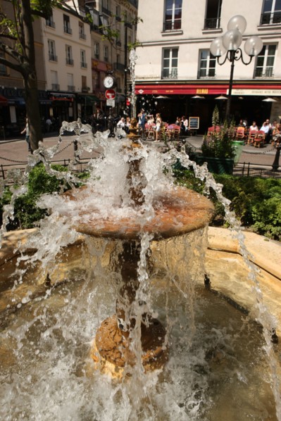 France, ile de france, paris 5e arrondissement, place de la contrescarpe, rue mouffetard, fontaine, terrasses de cafes.
Date : 2011-2012