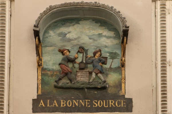 France, ile de france, paris 5e arrondissement, rue mouffetard, detail, facade, mur, la bonne source.
Date : 2011-2012
