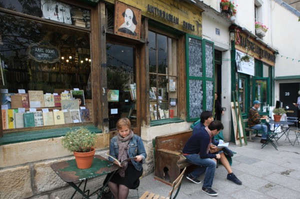 France, ile de france, paris 5e arrondissement, 1 rue de la bucherie, librairie shakespeare & co, livres, anglophones, litterature anglo saxonne, walt whitman.
Date : 2011-2012