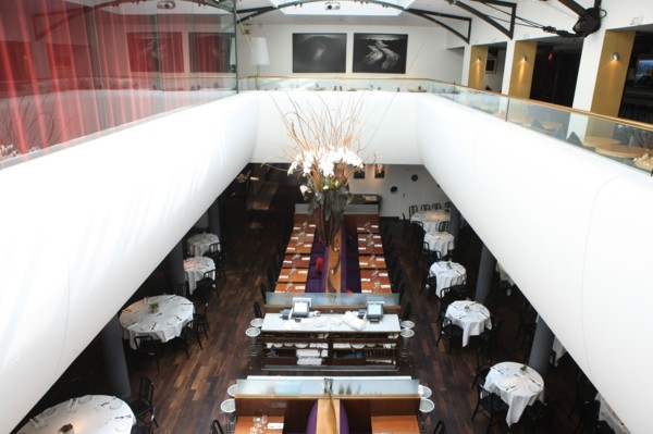 France, ile de france, paris 6e arrondissement, 82 rue mazarine, restaurant club l'alcazar, mezzanine, tables, verriere.
Date : 2011-2012
