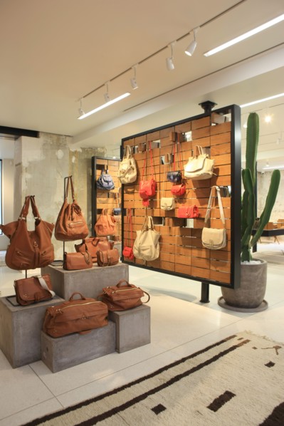 France, ile de france, paris 6e arrondissement, 1 rue jacob, boutique jerome dreyfuss, sacs, mode.
Date : 2011-2012