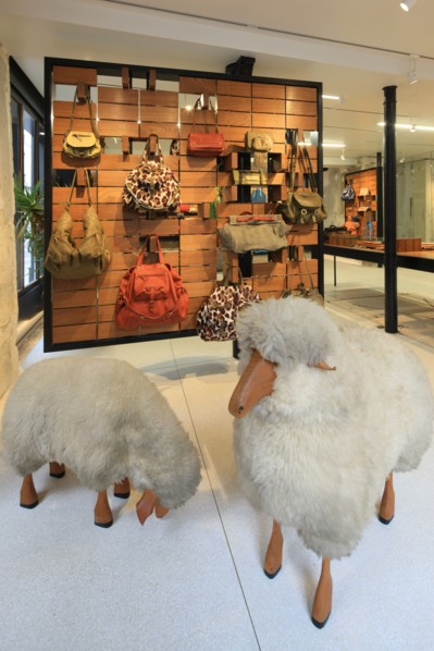 France, ile de france, paris 6e arrondissement, 1 rue jacob, boutique jerome dreyfuss, sacs, mode.
Date : 2011-2012