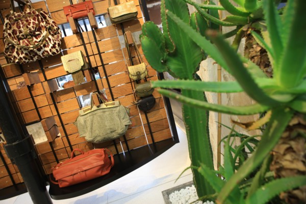 France, ile de france, paris 6e arrondissement, 1 rue jacob, boutique jerome dreyfuss, sacs, mode.
Date : 2011-2012