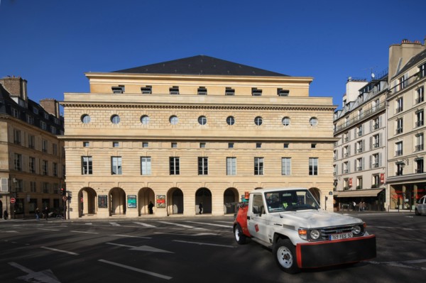 france, region ile de france, paris 6e arrondissement, rue de vaugirard, theatre de l'odeon, facade arriere, vehicule de fourriere, circulation.
Date : 2011-2012