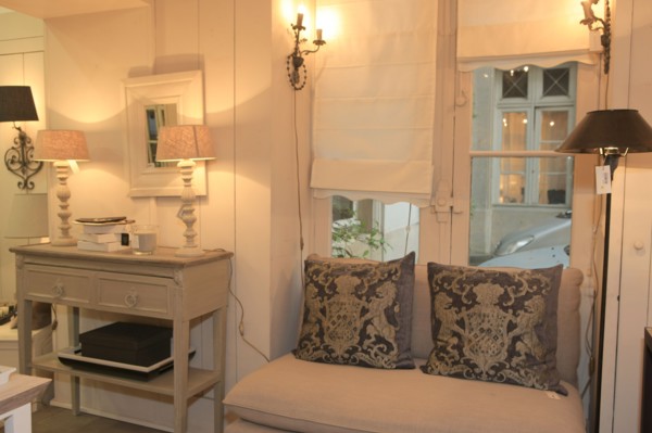 France, ile de france, paris 7e arrondissement, 102 rue du bac, boutique blanc d'ivoire, design, mobilier, decoration.
Date : 2011-2012