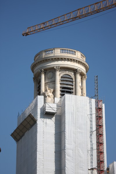 France, ile de france, paris 6e arrondissement, place saint sulpice, eglise saint sulpice, tour nord, travaux, pierre, detail sommet, restauration, echafaudage, baches.
Date : 2011-2012