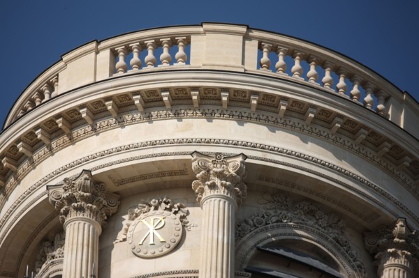 France, ile de france, paris 6e arrondissement, place saint sulpice, eglise saint sulpice, tour nord, travaux, pierre, detail sommet, restauration.
Date : 2011-2012