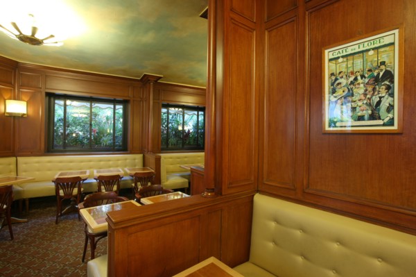 France, ile de france, paris 6e arrondissement, boulevard saint germain des pres, cafe de flore, sartre et beauvoir, table, restauration, brasserie, salle de l'etage
Date : 2011-2012