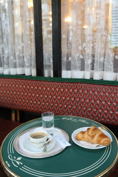 France, ile de france, paris 6e arrondissement, boulevard saint germain des pres, cafe de flore, sartre et beauvoir, table, restauration, brasserie, cafe, croissant.
Date : 2011-2012