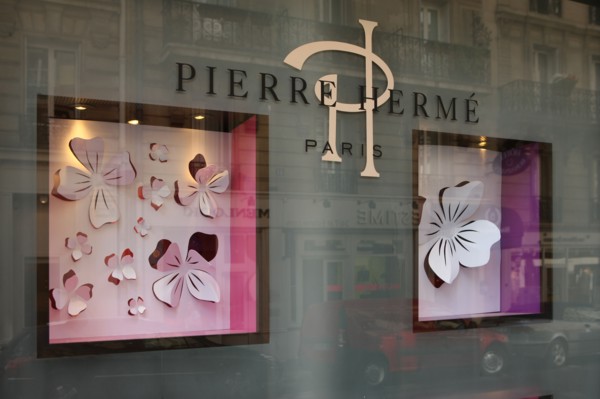 France, ile de france, paris 6e arrondissement, saint sulpice, 72 rue bonaparte, patisserie, boutique pierre herme.
Date : 2011-2012