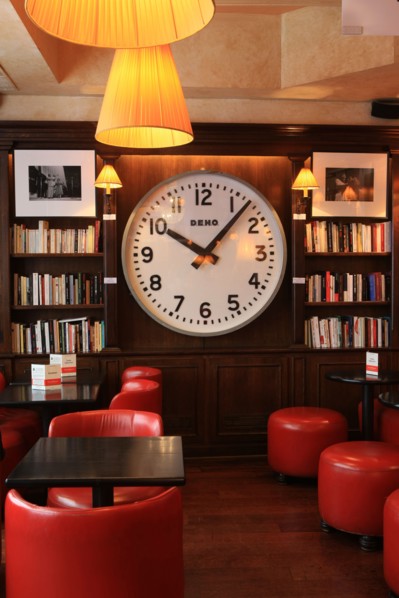 France, ile de france, paris 6e arrondissement, 4 carrefour de l'Odeon, restaurant, cafe, les editeurs, horloge, livres.
Date : 2011-2012